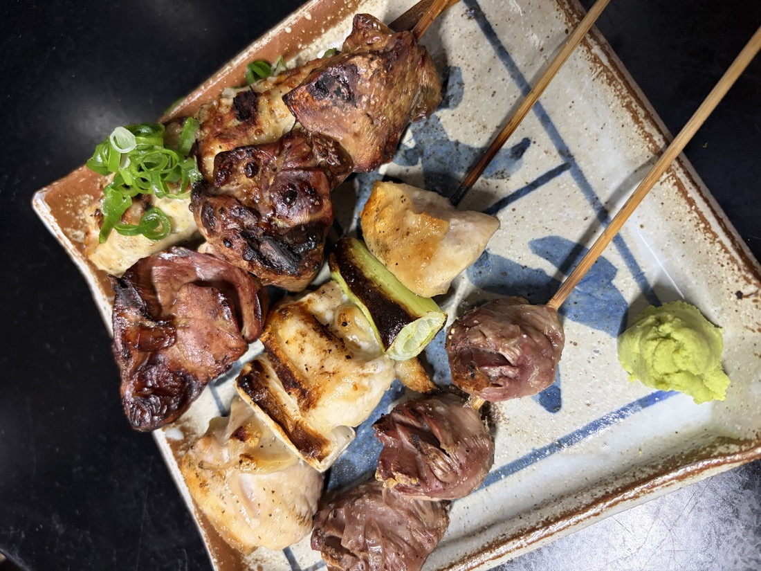 焼き上がった焼き鳥の盛り合わせ